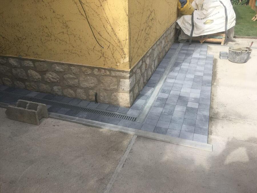 Slate Grey Cobblestone Driveway — Apex Azur project photograph 4