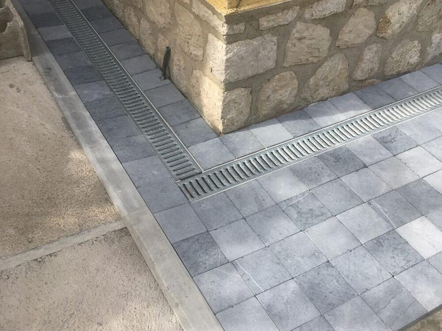 Slate Grey Cobblestone Driveway — Apex Azur project photograph 5